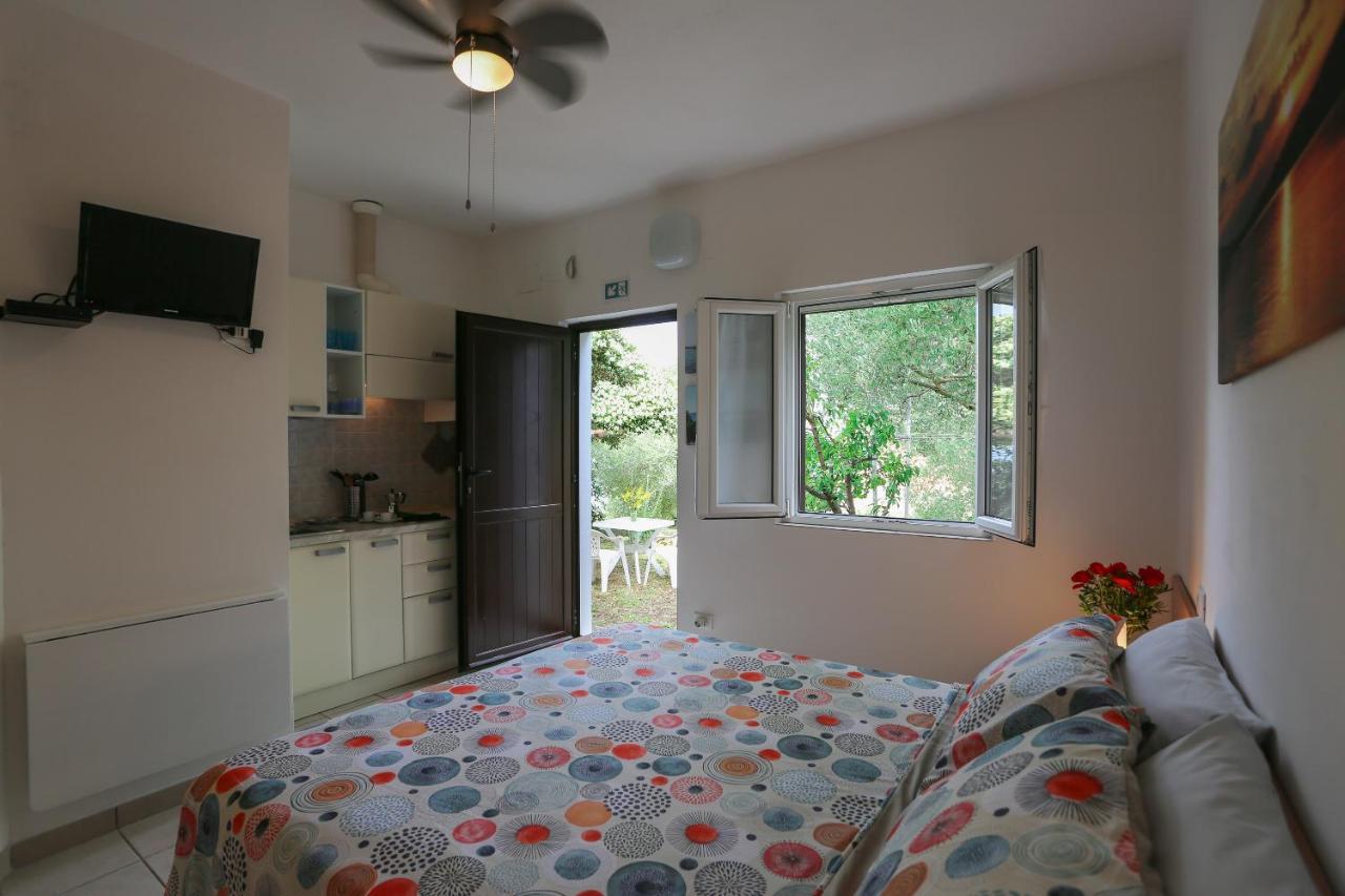 Apartments Eugenio Turizam Солине Екстериор снимка